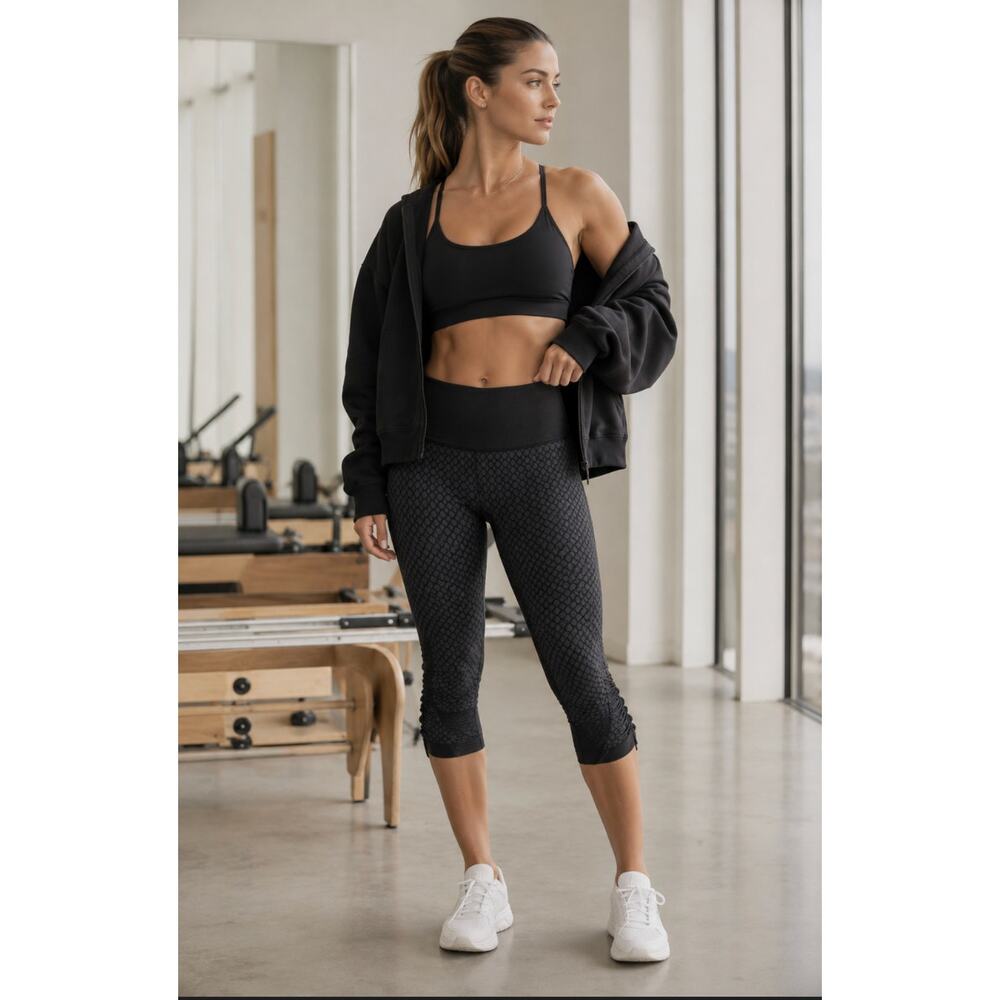 Lululemon Printed SZ 4 Novelty Black Compression Capri Pedal Pusher Leggings